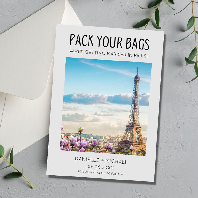 Packa din säck Paris Destinationsbröllop Spara Datumet (Pack Your Bags Paris Destination Wedding Save The Date)