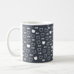 Packlande kute Charming White Cat Fishbone Mönster Kaffemugg<br><div class="desc">Ta med en lekfull beröring till kaffe- eller tetiden med charmig kattmatad mugg. Denna utformning har upprepat mönster av minimalistiskt vitt katt-ansikte och fiskbensikoner på slank mörk, och är perfekt för kattälskare och alla som har roligt, modern stil. Oavsett om du är på väg att suga på morgonbron, slappna av...</div>