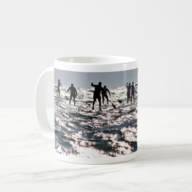 Paddleboarders på det sparkling havet kaffemugg (Framsida vänster)