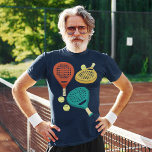 Padel Tennis Rackets och Bollar Collage Graphic T Shirt<br><div class="desc">Den här grafiktestet ger realistiska illustrationer i stil av padel tennis-racketar i skuggor av terra cotta,  guld och teal tillsammans med vissa gult tennis bollar.</div>