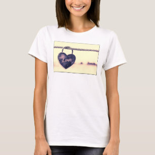 Padlock hjärtformade Kärlek ansluten till en Rope T-shirt