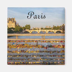 Padlocks i kärlek på en bro i Paris Magnet