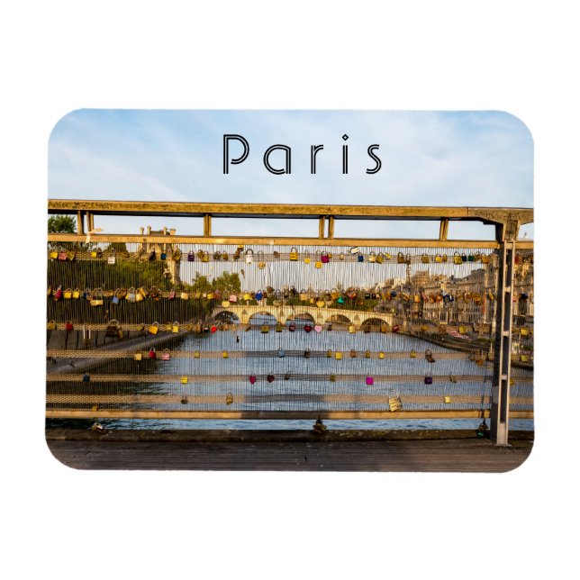 Padlocks i kärlek på en bro i Paris Magnet (Horisontell)