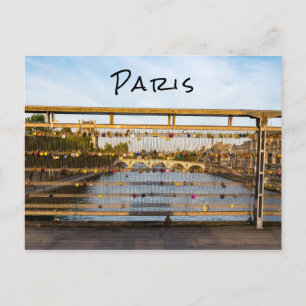 Padlocks i kärlek på en bro i Paris Vykort