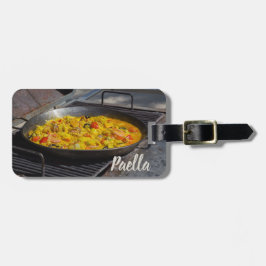 Paella är kokt på en grillgåva till kock bagagebricka