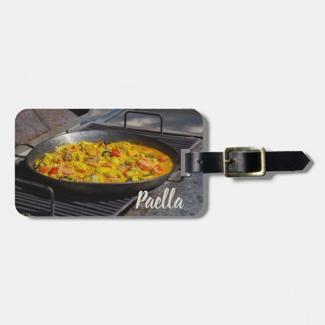 Paella är kokt på en grillgåva till kock bagagebricka (Horisontell Framsida)