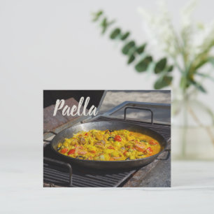 Paella är kokt på en grillgåva till kock helg vykort