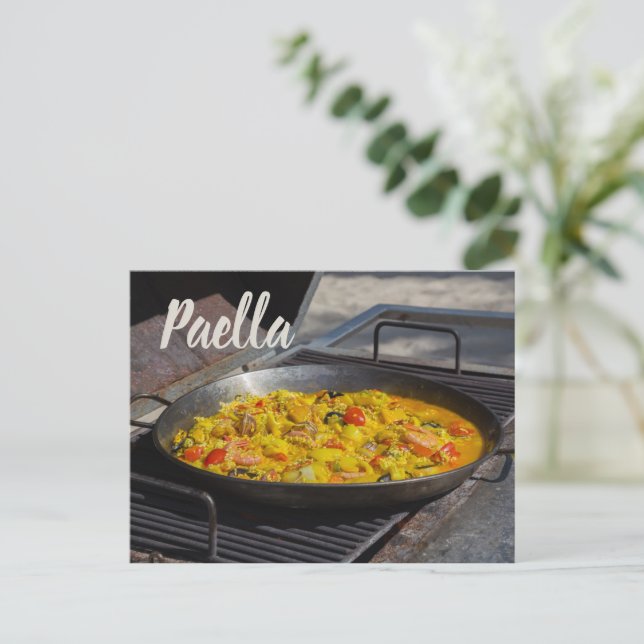 Paella är kokt på en grillgåva till kock helg vykort (Stående Fram)