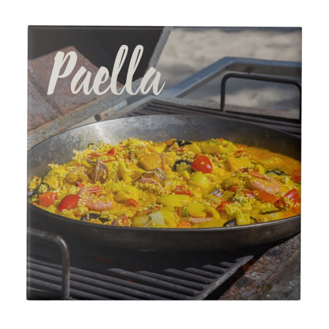 Paella är kokt på en grillgåva till kock kakelplatta (Framsidan)