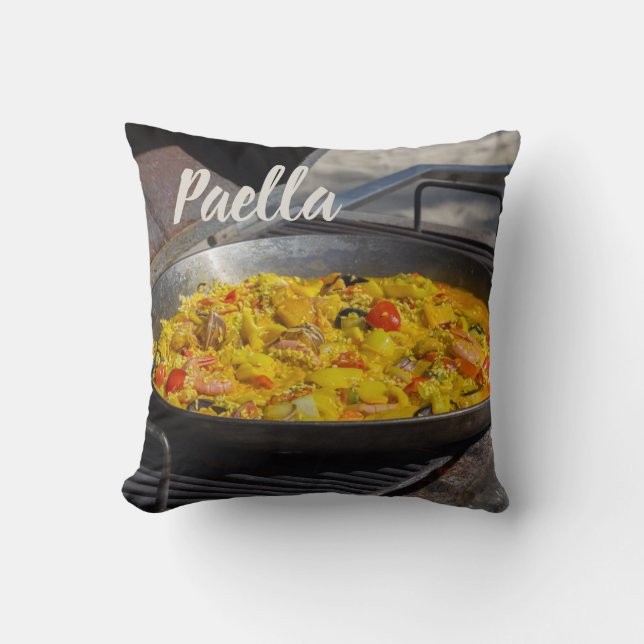 Paella är kokt på en grillgåva till kock kudde (Framsida)