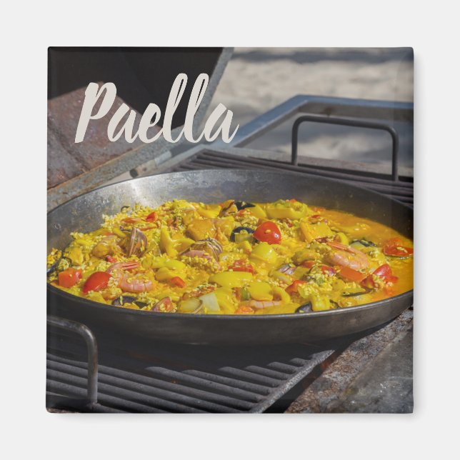 Paella är kokt på en grillgåva till kock magnet (Framsidan)