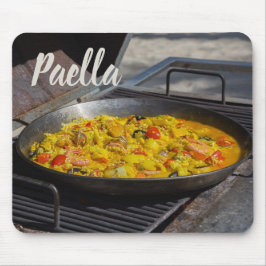 Paella är kokt på en grillgåva till kock musmatta