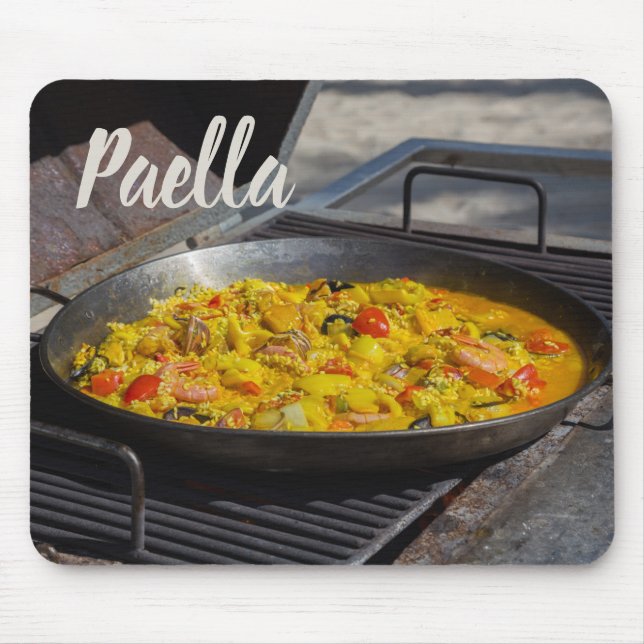 Paella är kokt på en grillgåva till kock musmatta (Framsidan)