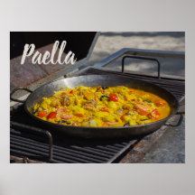 Paella är kokt på en grillgåva till kock