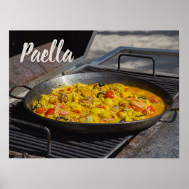 Paella är kokt på en grillgåva till kock poster