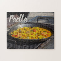 Paella är kokt på en grillgåva till kock