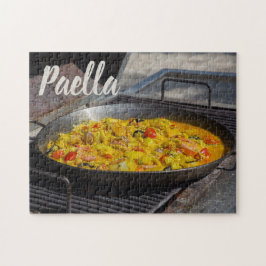 Paella är kokt på en grillgåva till kock pussel