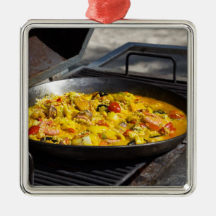 Paella är kokt på ett galler julgransprydnad metall