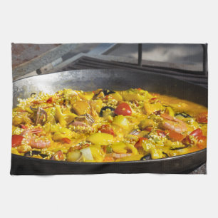 Paella är kokt på ett galler kökshandduk