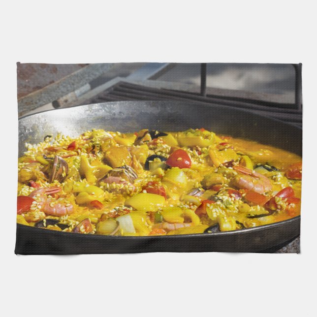 Paella är kokt på ett galler kökshandduk (Horisontell)