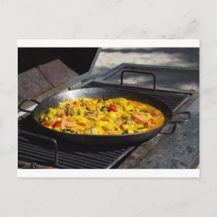 Paella är kokt på ett galler vykort