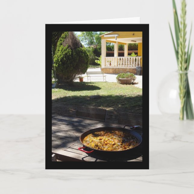 Paella rätt stående i trädgården kort (Framsida)