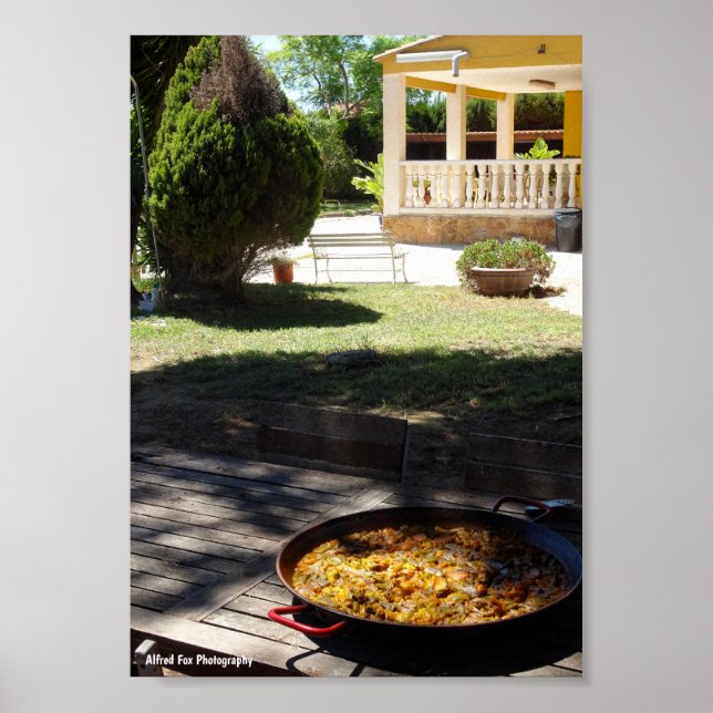 Paella rätt stående i trädgården poster (Framsidan)