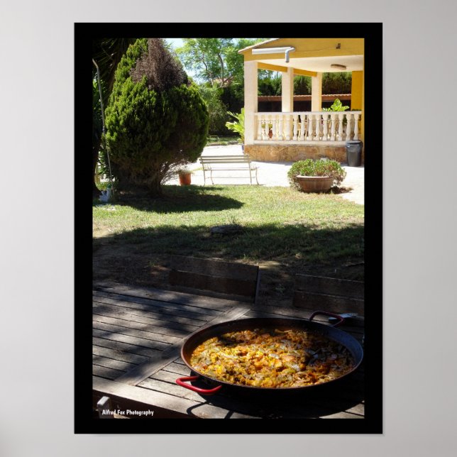 Paella rätt stående i trädgården poster (Framsidan)