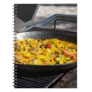 Paella tillagas på en grill anteckningsbok