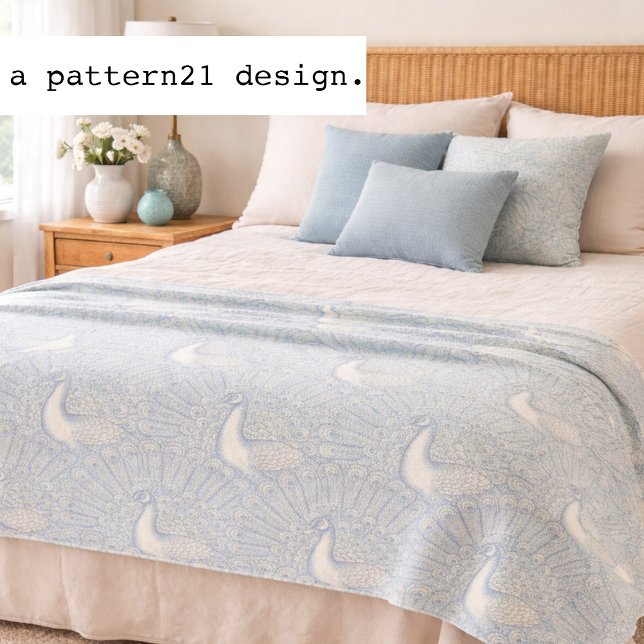 påfågelsmönster fleecefilt (Soft blue peacock fleece blanket inspired by vintage porcelain and timeless decorative design.)