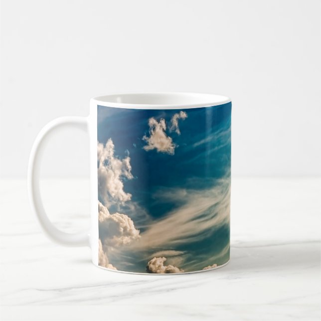 Paintery himlar. Vackert dramatiskt himlar med mol Kaffemugg (Vänster)