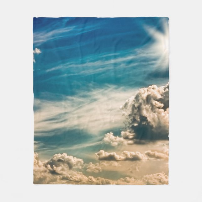 Paintery sky. Beautiful dramatic sky with clouds a Fleecefilt (Framsidan)