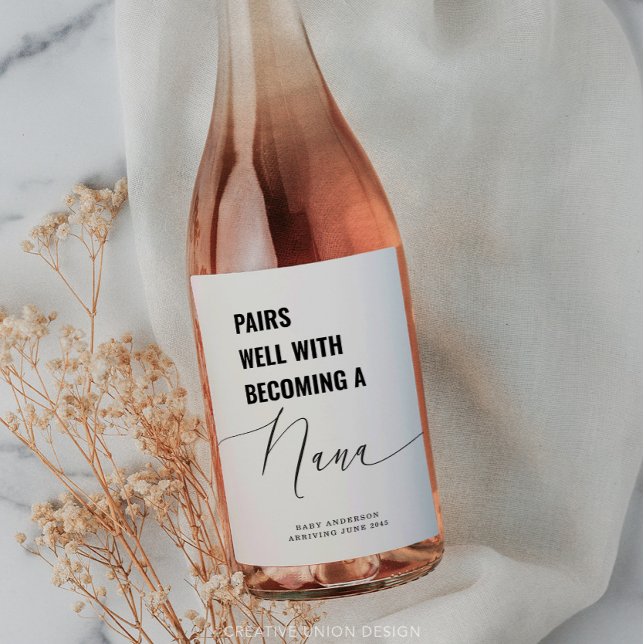 Pairs Well With Baby Announcement Nana Vinflaska Etikett (Skapare uppladdad)