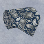 Paisley i marinblått och Elegant Silver Slips<br><div class="desc">Den här manarna har en marin blå och silver paisley mönster,  med fjädrande abstrakt omgiven av punkter,  snurra och löv. Den här återturen skulle se ut som bra för en trevlig middag eller ett speciellt tillfälle.</div>
