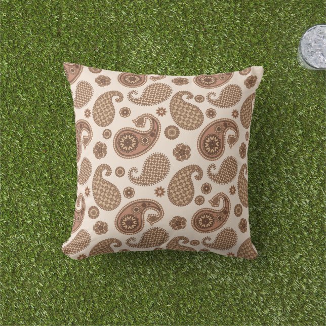 Paisley Mönster, Chocolate Brown och Tan on Beige Kudde (Gräs)