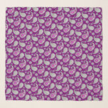 Paisley mönster, Silver Grått / Grått på djup Lila<br><div class="desc">Kvadratisk scarf i ett ornat paisley mönster i övertoningar av silver grått / grått med ett fingerat metallutseende,  på djup ametyst lila</div>