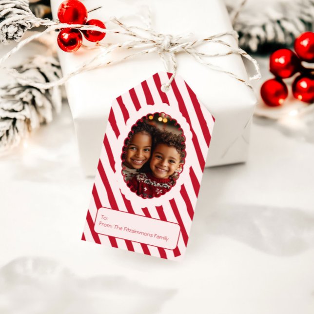 Pajasröda och rosa randiga julfoto presentetikett (Retro Candy Cane Whimsical Striped Christmas photo gift tag)