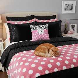 Pajiga prickar och djurtryck monogram kudde