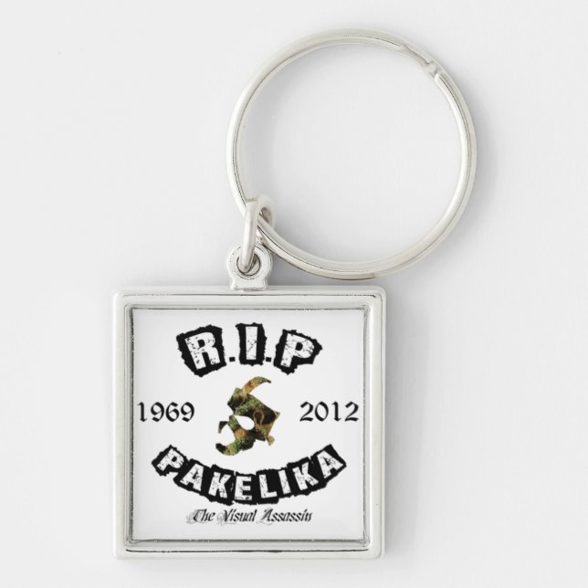 Pakelika Tribute Keychain Fyrkantig Silverfärgad Nyckelring (Framsidan)
