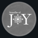 Paket av Joy Chalk Snowflake Winter Baby Sticker Runt Klistermärke<br><div class="desc">En babyduschdekal med en illustration av en snöflinga som ingår i frasen "Kullen av Joy". Bakgrunden är en kartläggning som inspirerats.</div>