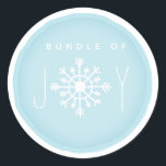 Paket med Joy Snowflake Blue Baby Shower Runt Klistermärke<br><div class="desc">En babyduschdekal med en illustration av en snöflinga som ingår i frasen "Kullen av Joy". Bakgrunden är blå.</div>