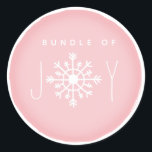 Paket med Joy Snowflake Rosa Baby Shower Runt Klistermärke<br><div class="desc">En babyduschdekal med en illustration av en snöflinga som ingår i frasen "Kullen av Joy". Bakgrund är rosa</div>