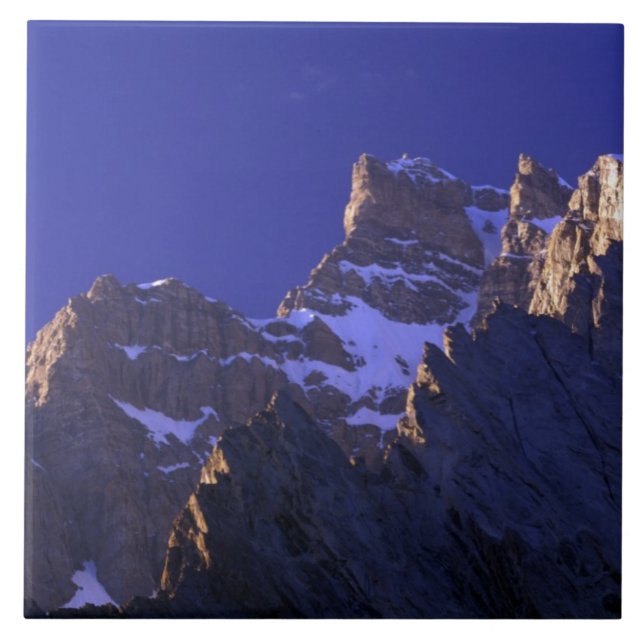 Pakistan, Baltoro Muztagh Range. Soluppgång över Kakelplatta (Framsidan)