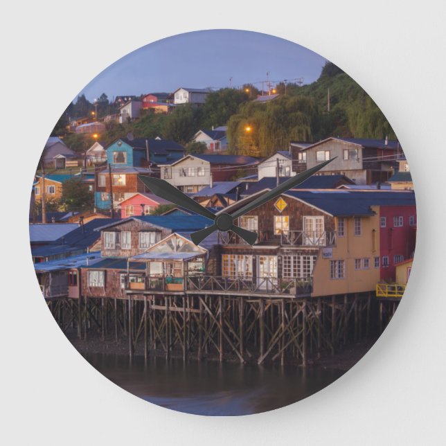 Palafito stilt house, förhöjd syn stor klocka (Framsida)