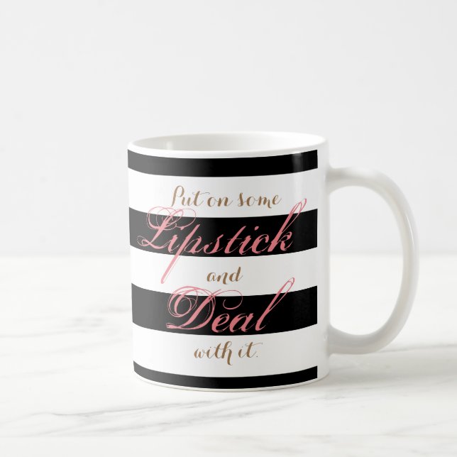 Pålagt något läppstift och avtal med det mugg (Höger)