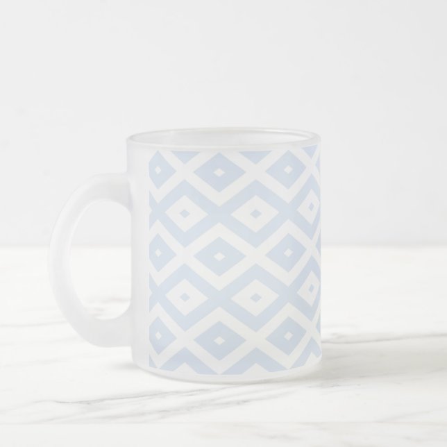 Pale blue and white diamond pattern frostad glasmugg (Vänster)