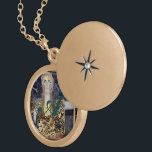 Pallas Athena av Gustav och George Klimt,Enhanced Berlockhalsband<br><div class="desc">Pallas Athena av Gustav och George Klimt, utökat av den gyllene ram som skapats av Klimts bror Georg, framställs gudinna Athena framför en frys som lånats från en svart-figur Attisk vas i 6e-århundradet BC. Det röda håret kommer ut ur hjälmen för att understryka gudinna femininitet, trots hennes armor. I likhet...</div>