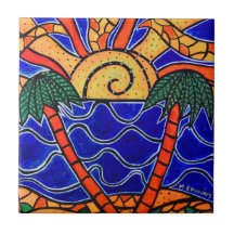 Palmträd i den tropiska solnedgången belägger med