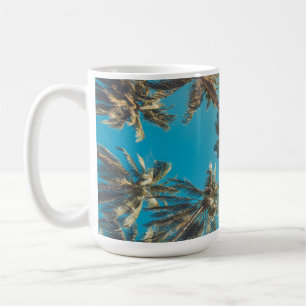 Palmträd på tropisk strandvintage kaffemugg
