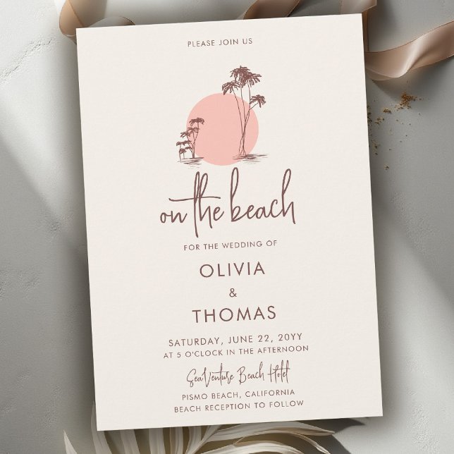 Palmträd Sol Rosa Crème Sand Strand Bröllop Inbjudningar (beach wedding invitation tropical palm trees pink sun hand drawn modern calligraphy sand beige)